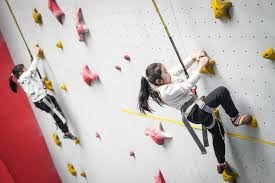 为什么棒球运动员在比赛前需要进行大量的长距离传球